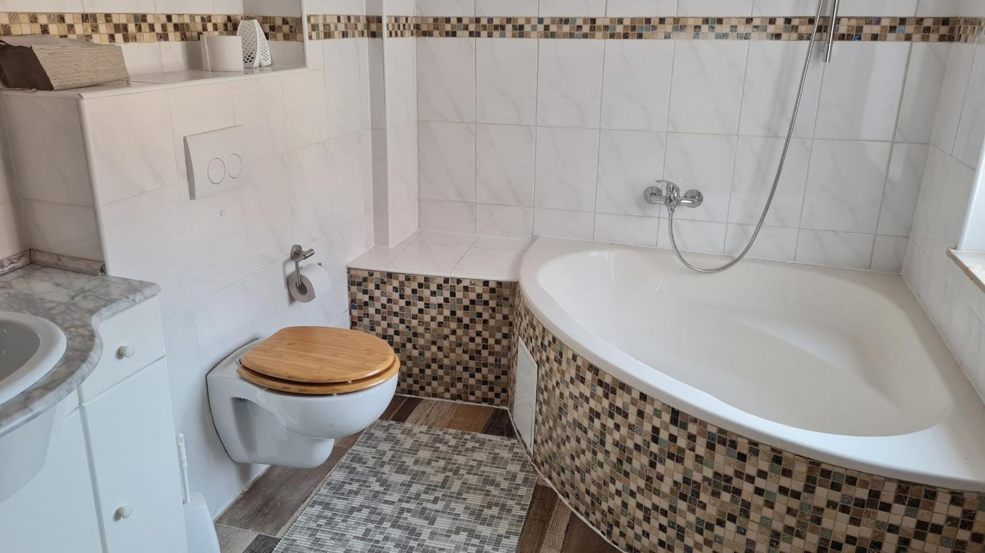 Ferienwohnung Mit Individueller Ausstattung - Jedes Zimmer Ist Anders Erfurt Esterno foto
